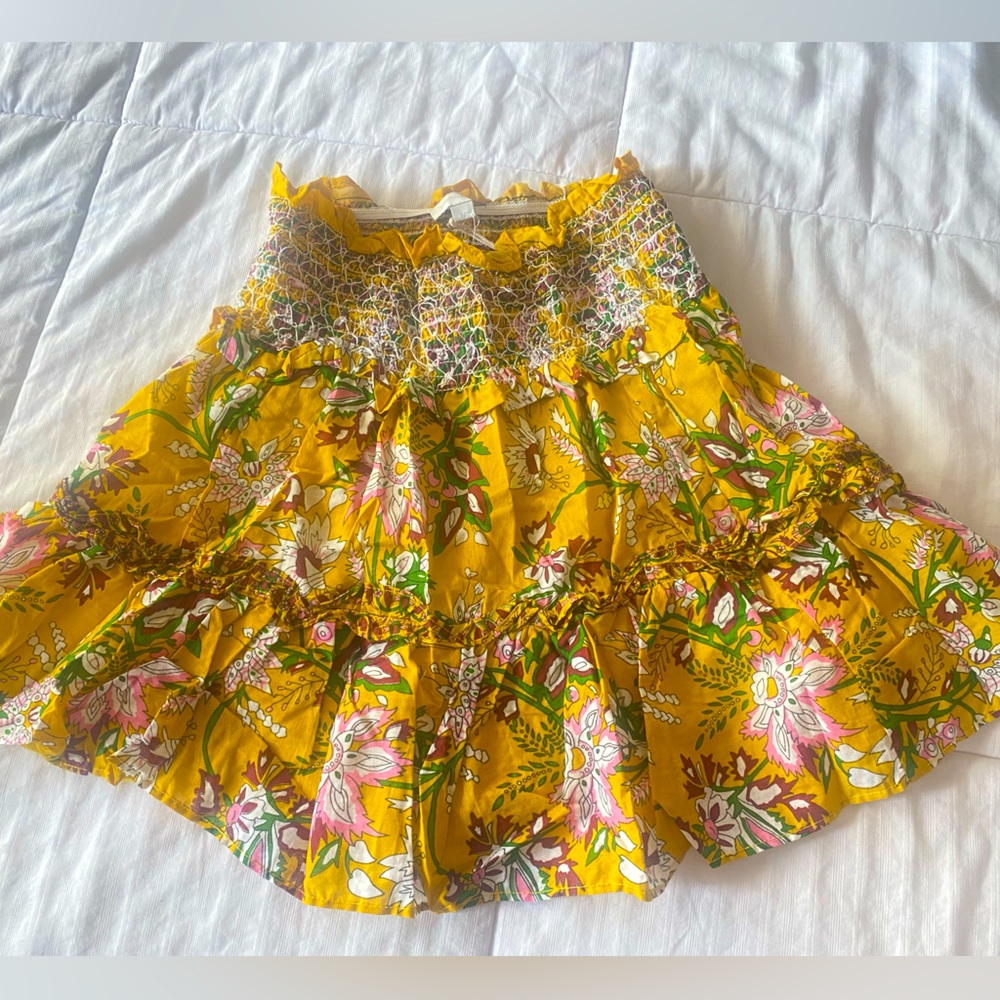 Beautiful new with tags skirt, ideal for summer with flowers prints
